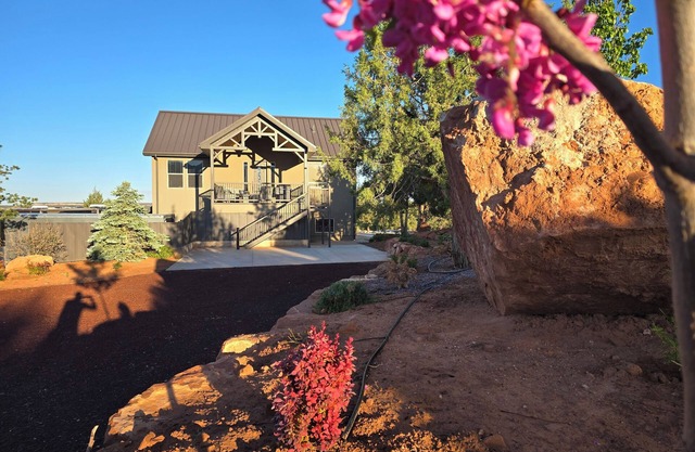 Luxurious-unique-tranquil Retreat. By Zion'sPark-GrandCanyon-Hike/Bike/Relax