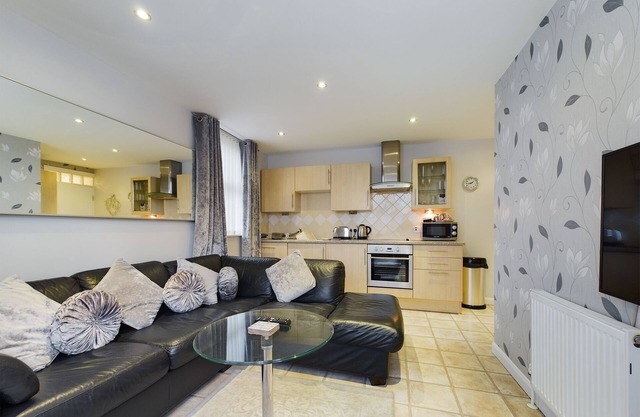 Luxury 1 Bed Apt, Beach Front with Side Sea View