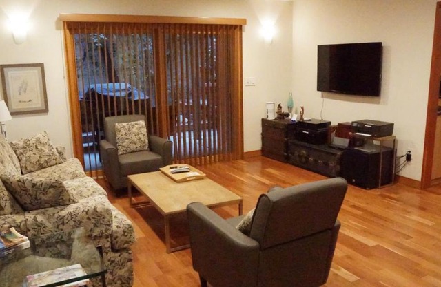 Luxury 1 Bedroom Unit-Walk to Beach -Baby Friendly