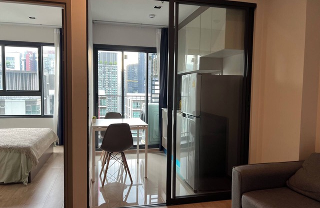 Luxury 1-bedroom w/Wifi, Standing Desk & Infinity Pool, 100m from MRT & Shopping