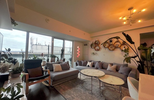 Luxury 2 Bed 2 Bath In The Heart of Toronto