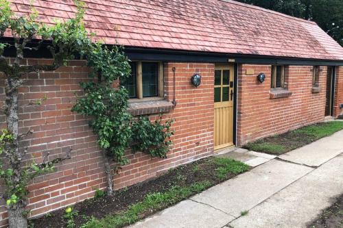 Luxury 2 Bed Cottage in the Orchard of a 17th Century Manor House