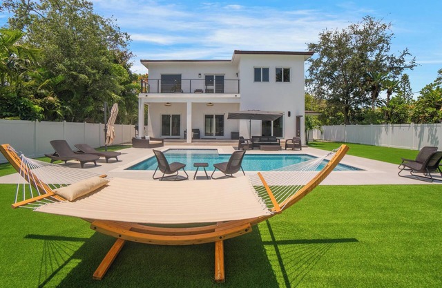 Luxury 4BR Retreat w/Heated Pool + Free Car Rental – Near Miami & Beaches
