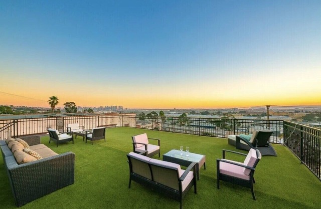 Luxury 5BD/4BA Mission Hills/Stunning Rooftop + Skyline Views