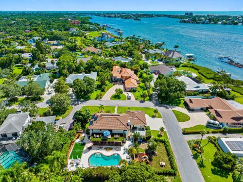 Luxury 8-BR Villa w Pool Soccer - 20 Guests