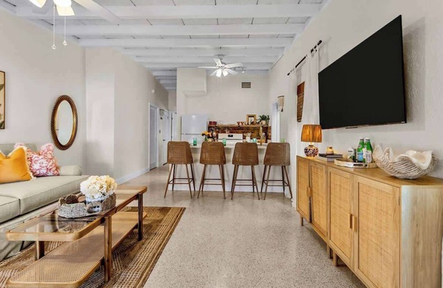 Luxury Beach Bungalow | Walk to Dining & Sunset