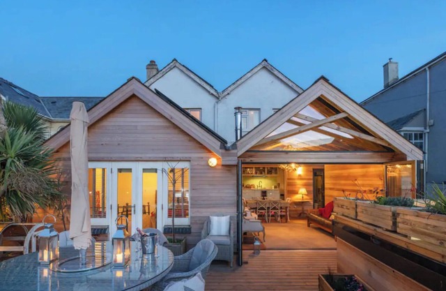 Luxury Beachfront House, Sleeps 12, Free Parking