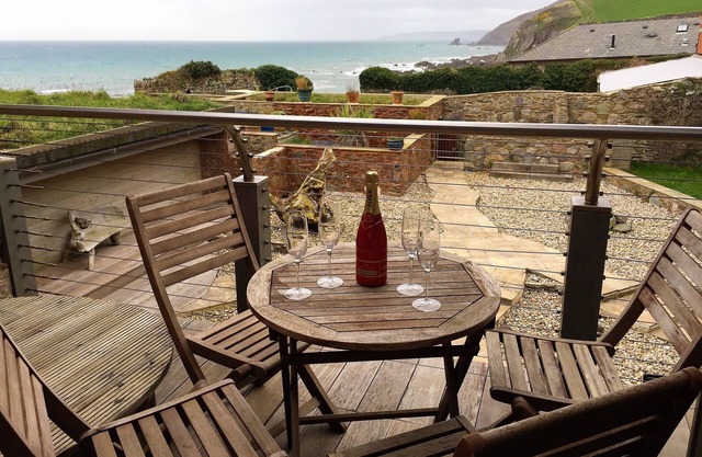 Luxury Beachside Cottage - Unspoilt Cornish Village - Child/Dog Friendly