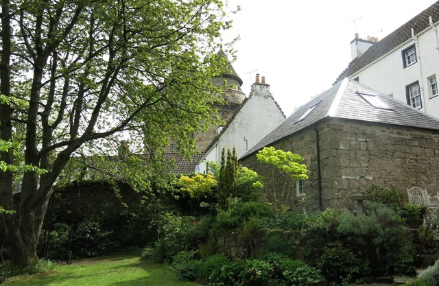 Luxury Bed and Breakfast cottage set within the gardens of Maspie House.