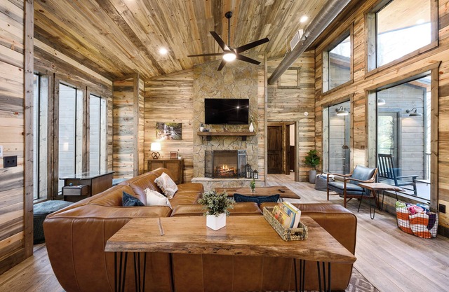 Luxury Cabin, 2 BR 2.5 Bath, Sleeps 9 max, 2 Pets Max with Pet Fee