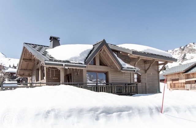 Luxury chalet in the middle of the ski slopes