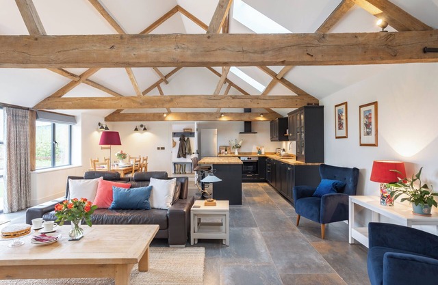 Luxury converted Barn, rural seclusion at foot of The Ridgeway, dog friendly