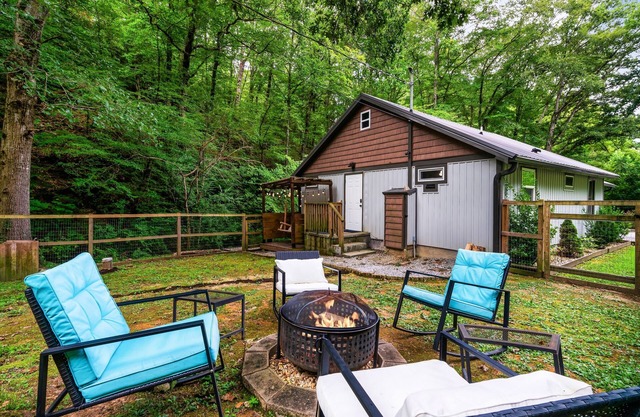 Luxury cottage w/lvl2 EV & fenced yard - 3mins to Pkwy - Pet Friendly!