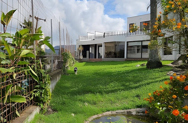 Luxury Countryside House with Central Location