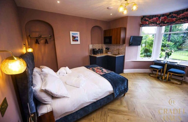 Luxury Dog-Friendly Studio with Patio & Parking