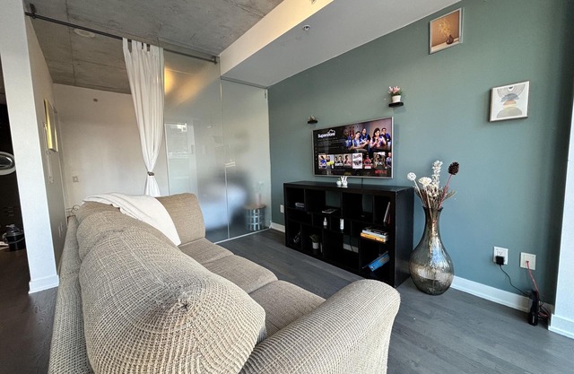 Luxury Downtown King St W condo| 718Mbps| Transit @ Doorstep| CN Tower,Union etc