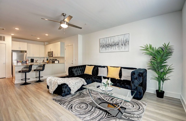 Luxury Getaway w/Pool,Gym, Balcony, Netflix