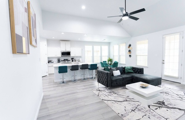 Luxury Home Near Downtown Dallas – 3BR/3.5BA, Pet-Friendly, Fast WiFi