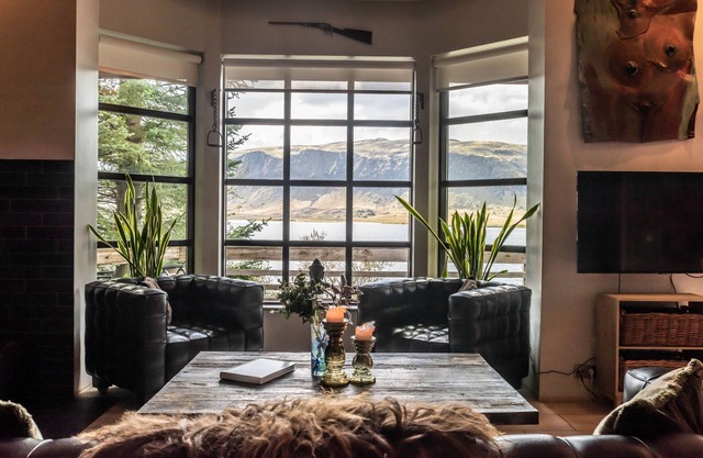 Luxury Lakefront Holiday Villa with hot tub
