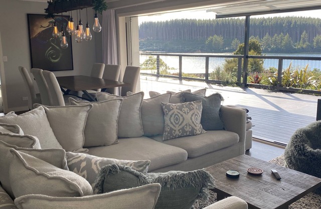 Luxury Lakehouse Retreat