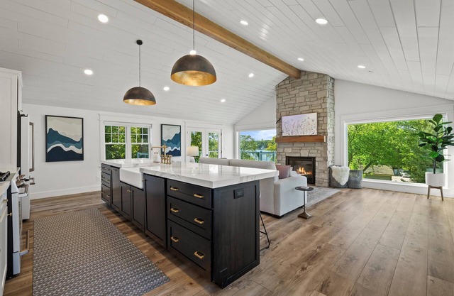 💫 Luxury Lakeview Getaway: Main & Guest House, Sleeps 10 💫