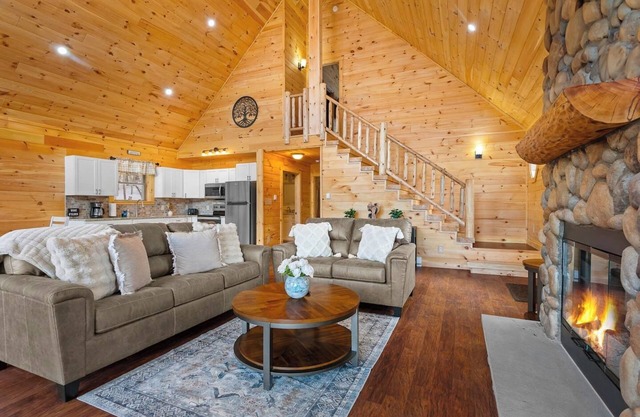 Luxury Log Cabin Lake Front Game room & Fire Pit