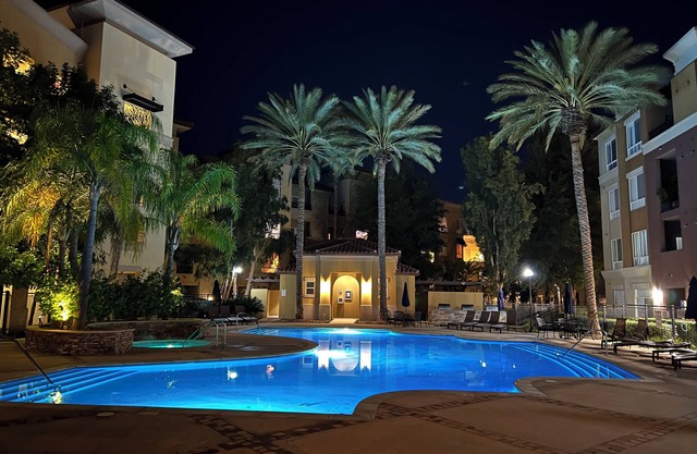 Luxury Modern Condo w/PS5, BOSE sound, UltraFast WiFi, Kingbed+Sofabed+65' Tv's