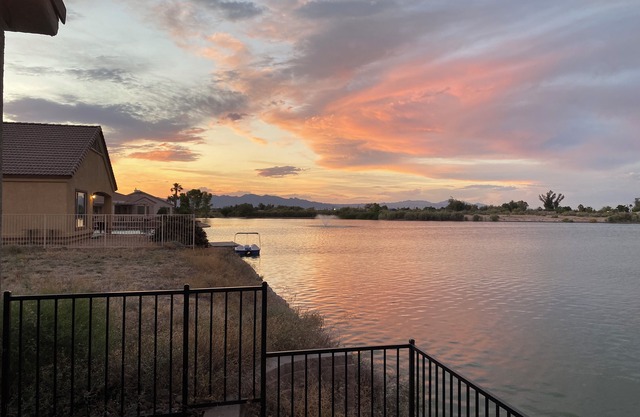 LUXURY MODERN FAMILY HOME +Views +New 4 bd Oasis +Water Front +Fish +Pool Table