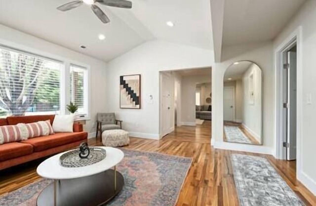 Luxury mountain oasis, hot tub & 15 mins to DT AVL, bring furry friends!