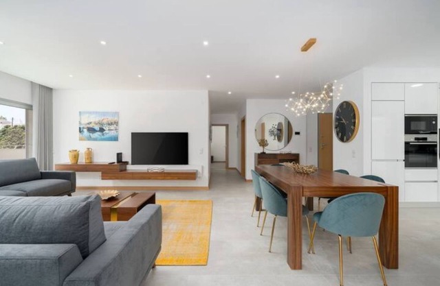 Luxury new 2 bedrooms apartment with parking.