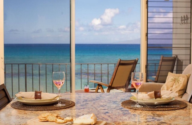 Luxury OCEAN FRONT Truly 5 Star with A/C, 20' From The Water At Pikake. No fees