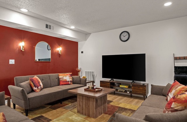 Luxury Pool Getaway, Sleeps 20+ Family & Friends Escape
