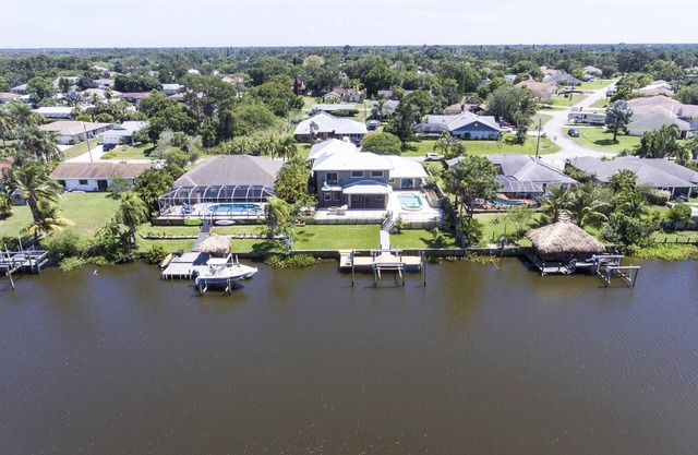 Luxury Riverfront Home Pool Dock 20 Min To beach 15 Min to Mets Stadium Pets OK