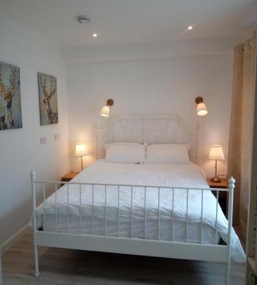 Luxury Room En-suite with King 5ft Bed - bedroom only
