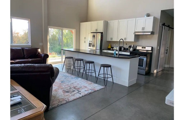 Luxury shome, views above Skagit Valley- EV charge