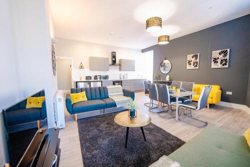 LUXURY SPACIOUS 2-BED & High Ceiling