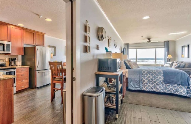 Luxury Top Floor Beachfront Super Condo -Sleeps 8!