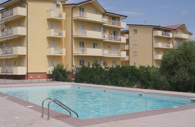 Luxury two bedroom two balcony holiday apartment 5 minutes from beach sleeps 6