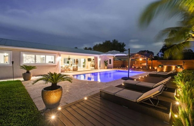 Luxury Unique Property 4-3 - Entire House - Heated Pool - Lg Yard