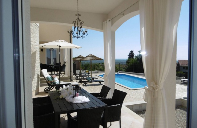 Luxury villa for up to 10 people 345sqm