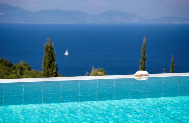 Luxury Villa with Heated Infinity Pool, Spectacular Sea Views, Great Location