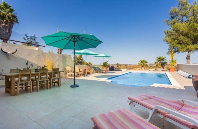 Luxury villa with private pool, fanastic views, mountainbikes and golfbuggy incl
