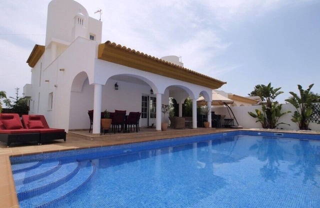 Luxury villa with swimming pool, internet + 3 baths