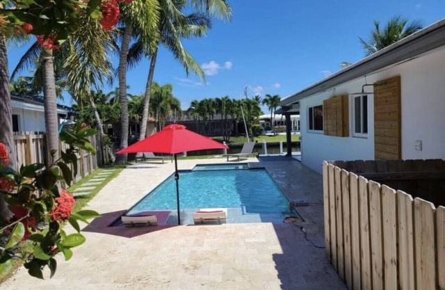 Luxury Waterfront Vacation Home! Heated Pool and Hot tub/Jacuzzi,5min to Beach