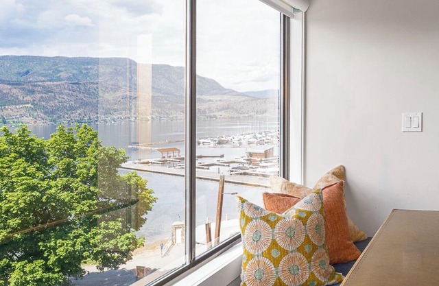 Luxury Waterfront - Downtown - Gorgeous Interior!