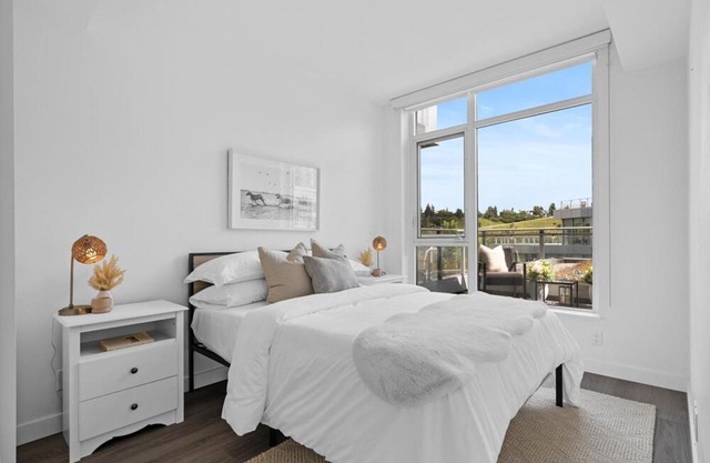 Luxury Waterfront Suite with City Views and AC