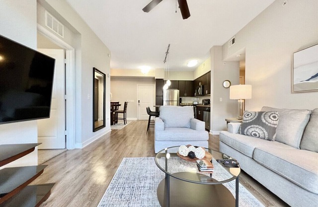 Luxury Westshore Living, Work Desk, Pet Friendly!
