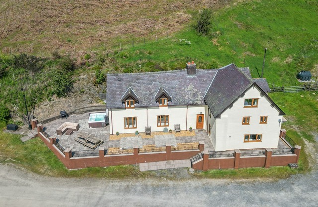 MAESGWYN, pet friendly, character holiday cottage in Beguildy