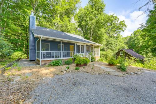 Maggie Valley Cottage with Hot Tub and Creek View!