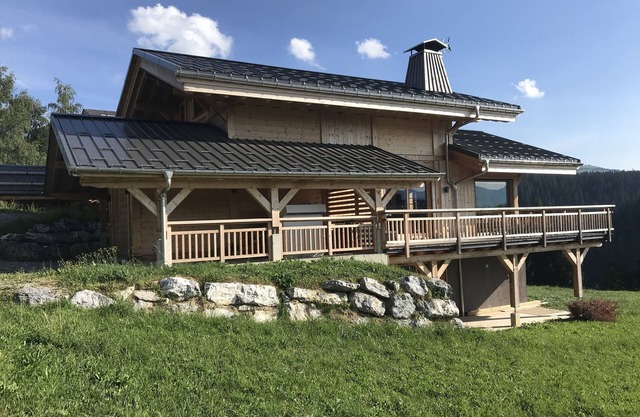 MAGNIFICENT 10-person chalet, 200ml from a lift. WIFI, Jacuzzi and Sauna